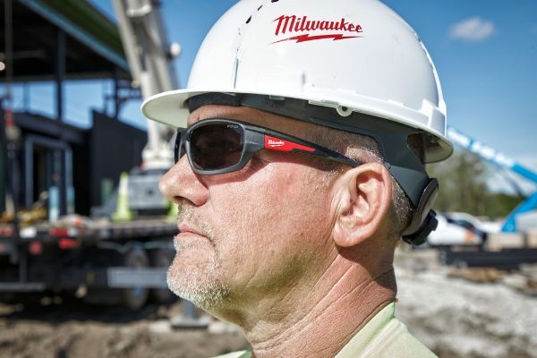 MILWAUKEE TINTED PERFORMANCE SAFETY GLASSES